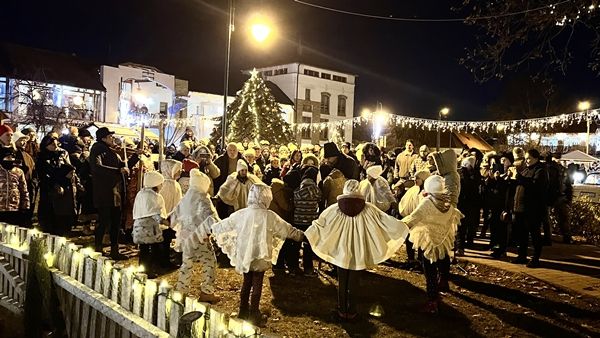 Adventi gyertyagyújtás népies betlehemessel