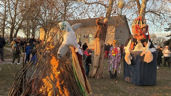 Látványos falufarsanggal búcsúztatták a telet Bakson