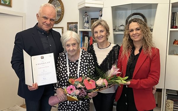 A 90 éves Ilonka nénit köszöntötték Kisteleken