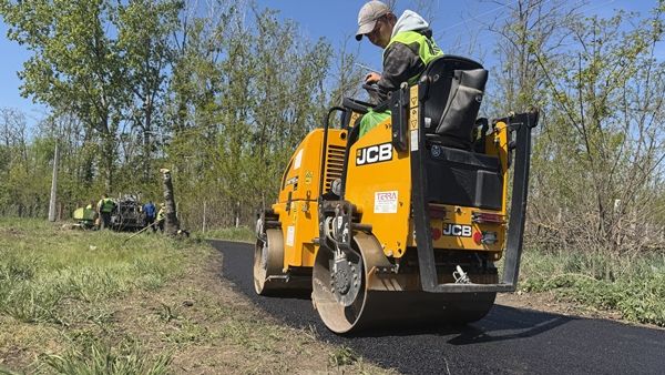 Finisben a kerékpárút felújítása, már az aszfaltot terítik Kisteleken
