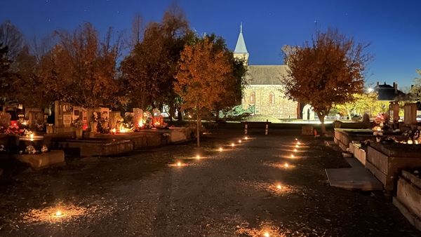 1300 mécses és díszkivilágítás a kisteleki temetőben