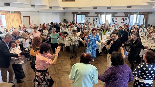 Nőnapi showműsor és virágözön a kisteleki nyugdíjas klubban