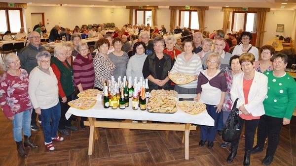 Pezsgővel és zsíroskenyérrel indult az év a kisteleki nyugdíjasoknál