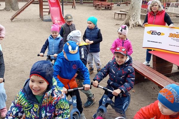 Szuper futóbiciklik lettek az EDO-s adományból